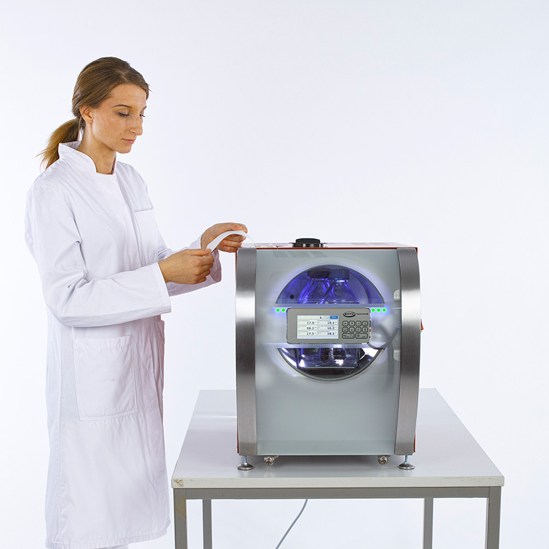 Frau bedient Dampfsterilisator Laboklav 25