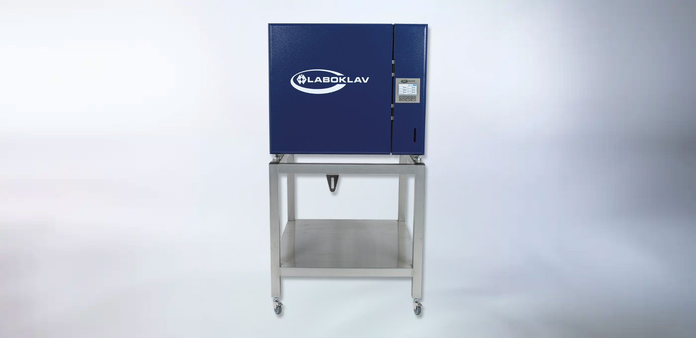 Mujer utilizando una máquina esterilizadora automática