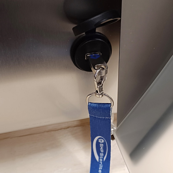 USB-Anschluss hinter geöffneter Kammertür