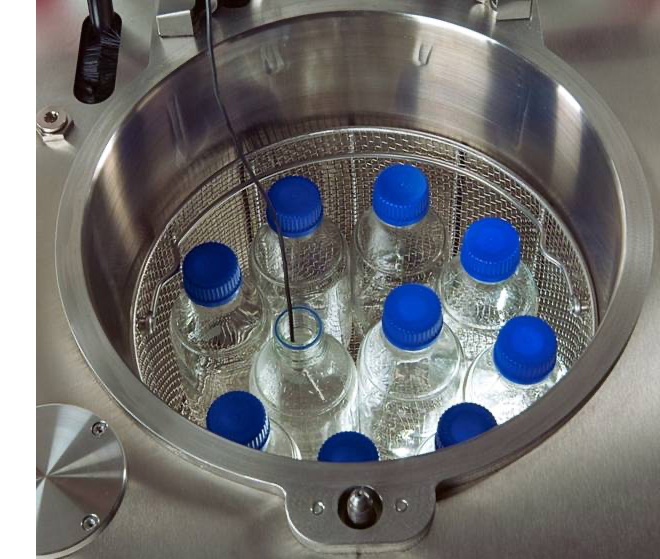 La température de stérilisation est mesurée régulièrement à l'aide d'une sonde de référence placée dans un récipient de référence afin de garantir une stérilisation optimale des liquides.